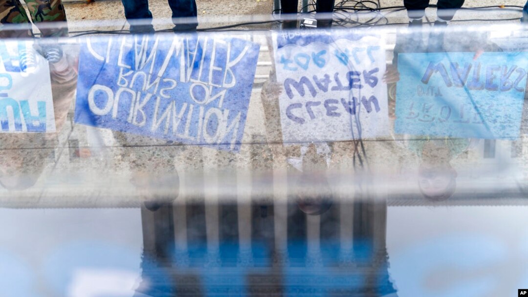 ARHIVA - Pristalica Zakona o čistoj pijaćoj vodi protestuju ispred Vrhovnog suda (Foto: AP/Jacquelyn Martin)