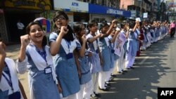 বাংলাদেশের ঢাকার রাস্তায় মানববন্ধন করছে একটি স্কুলের মেয়েরা। ১৪ ফেব্রুয়ারি, ২০১৩ (ফাইল ছবি) 