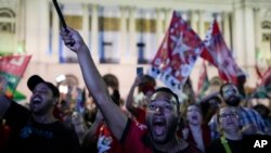 Para pendukung mantan presiden Brazil Luiz Inacio Lula da Silva bereaksi ketika hasil pemungutan suara menunjukkan bahwa da Silva unggul dalam pemilihan presiden 2022. Para pendukung itu berkumpul di Rio de Janeiro, Brazil, pada 2 Oktober 2022. (AP/Silvia Izquierdo)