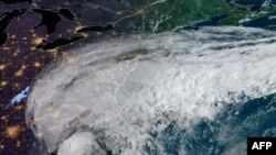 Gambar selebaran satelit Administrasi Kelautan dan Atmosfer Nasional (NOAA) ini menunjukkan Badai Ian pada 30 September 2022 pukul 12:01 UTC. (Handout / NOAA/GOES / AFP)