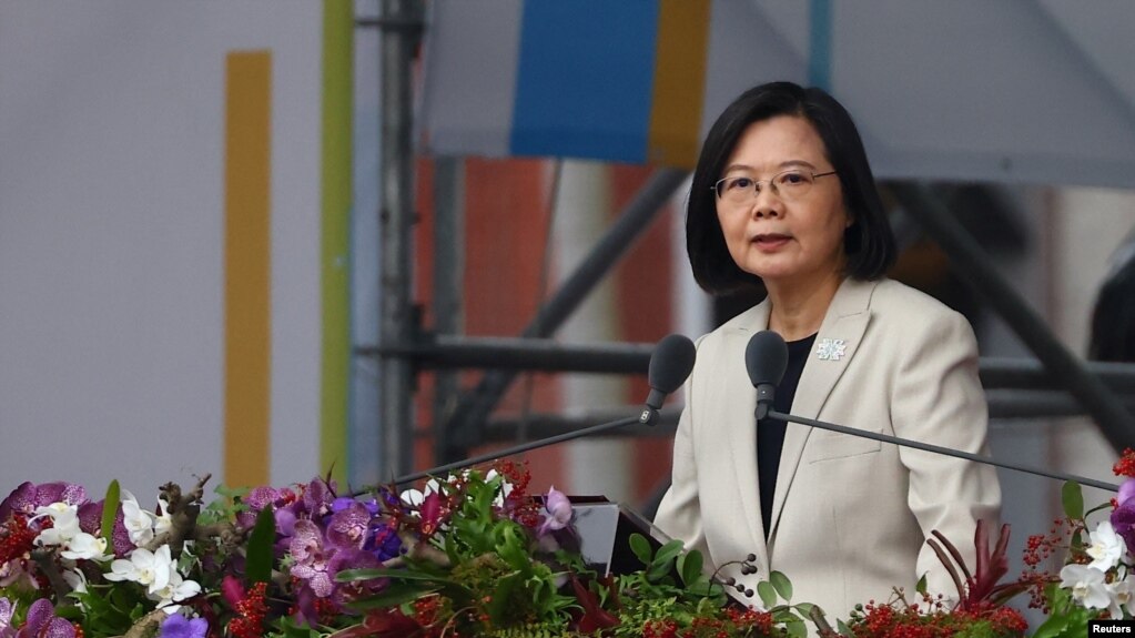 台湾总统蔡英文2022年10月10日在总统府前举行的双十国庆仪式上发表讲话。（路透社）(photo:VOA)