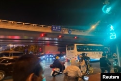 北京海淀区四通桥2022年10月13日有人悬挂要求习近平下台的横幅。互联网监管人员迅速删除在社交媒体平台广泛传播的横幅照片。图为桥上横幅被清理后的四通桥下。