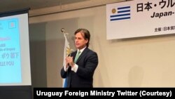 El presidente uruguayo, Luis Lacalle Pou, participa en Tokio en una presentación ante la Organización de Comercio Exterior de Japón sobre las oportunidades comerciales y de inversión, el martes, 27 de octubre de 2022. 