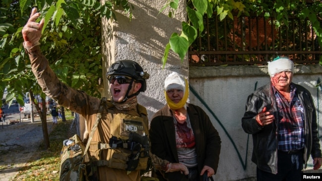 Um paramédico ajuda pessoas feridas durante um ataque com mísseis russos em Kyiv, Ucrânia, em 10 de outubro de 2022.