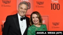 Mokambi ya suku ya nse ya Ndako ya bokeli mibeko ya Etats-Unis, Nancy Pelosi (D), na molongani wa ye Paul Pelosi na gala "Time 100" na Lincoln centre, New York, 23 ya sanza ya minei 2019.