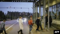 29 ستمبر کو لوگ فن لینڈ کی سرحد پر پاسپورٹ کنٹرول کے دفتر میں داخل ہو رہے ہیں۔