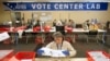 Izborna radnica pregledava glasački listić pristigao poštom u registru birača okruga Sacramento u Sacramentu, Kalifornija, 3. juna 2022.
