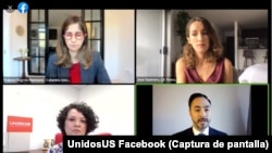 De izquierda a derecha y de arriba a abajo, la profesora Frances Negrón-Muntaner, la periodista Jean Guerrero, la activista Delia de La Vara y el congresista Joaquin Castro conversan sobre los medios de EEUU, durante un panel virtual organizado el 27 de octubre de 2022.