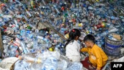 انڈونیشیا میں پلاسٹک کی بوتلوں کے ایک کچرےکا منظر ، فوٹو اے ایف پی۔ 28 اکتوبر 2022 