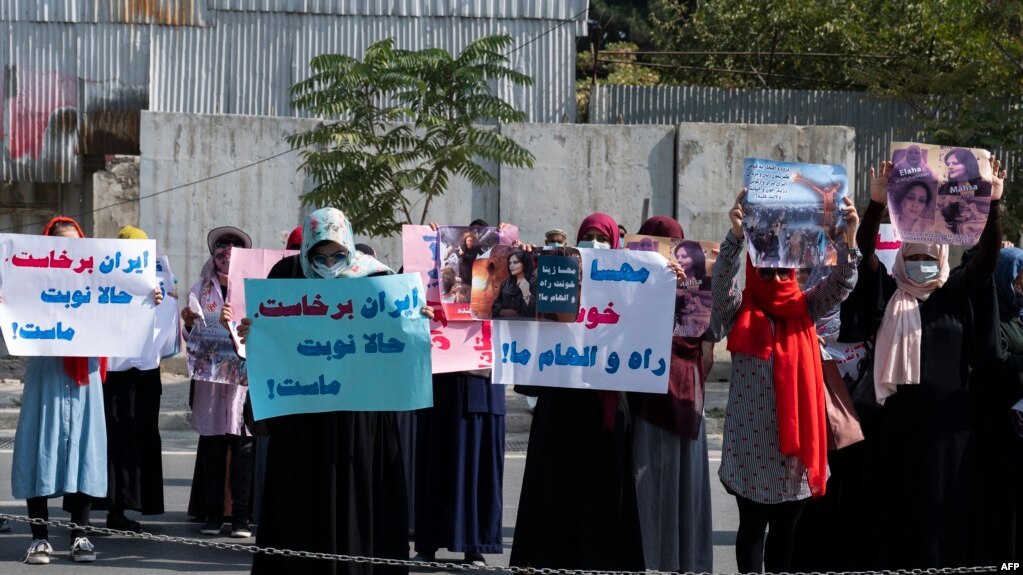 2022年9月29日，阿富汗妇女手举标语在伊朗驻喀布尔大使馆前举行抗议集会(photo:VOA)