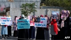 2022年9月29日，阿富汗婦女手舉標語在伊朗駐喀布爾大使館前舉行抗議集會