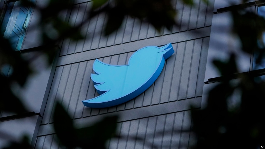 在旧金山的推特总部大楼墙上的推特标识。2022年4月25日艾隆·马斯克敲定了440亿美元的收购协议，成为推特的新掌门人。(photo:VOA)