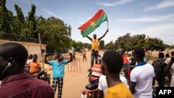 Batelemeli basimbi bendele liboso lya basoda baye bakangi nzela na Ouagadougou, Burkina Faso, 30 septembre 2022.