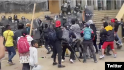 Captura de un video publicado por Felipe Jiménez Ángel, el secretario de Gobierno de Bogotá, a través de su cuenta de Twitter (@felipeangell) sobre los disturbios registrados el 19 de octubre 2022, en el centro de Bogotá.