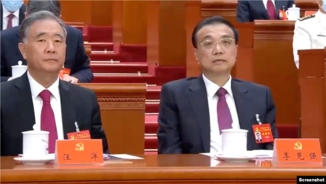 卸任中共中央委员的李克强和汪洋在中共二十大闭幕会上。