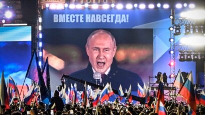 블라디미르 푸틴(화면) 러시아 대통령이 지난달 30일 모스크바 붉은광장에서 열린 우크라이나 4개 점령지 병합 조약 체결 축하 콘서트에 참석해 "승리는 우리의 것"이라고 외치고 있다. 화면 상단에는 '영원히 함께!'라고 써 있다. (자료사진)