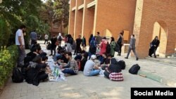 غذا خوردن مختلط در دانشگاه شریف پس از بسته شدن سلف، دوشنبه ۲ آبان ۱۴۰۱