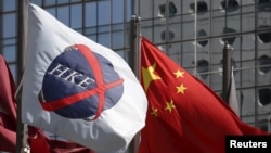 资料照：中国国旗在香港交易所的旗帜旁飘扬。
