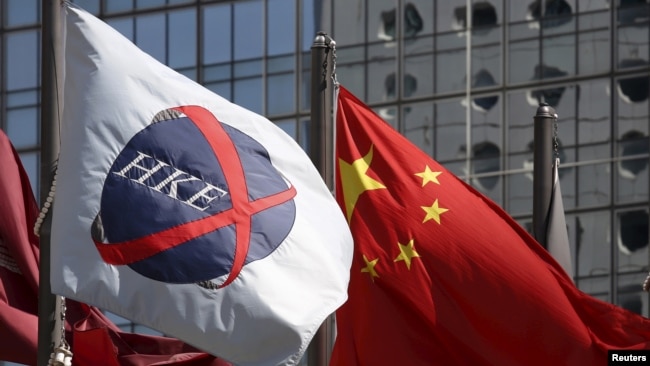 资料照：中国国旗在香港交易所的旗帜旁飘扬。