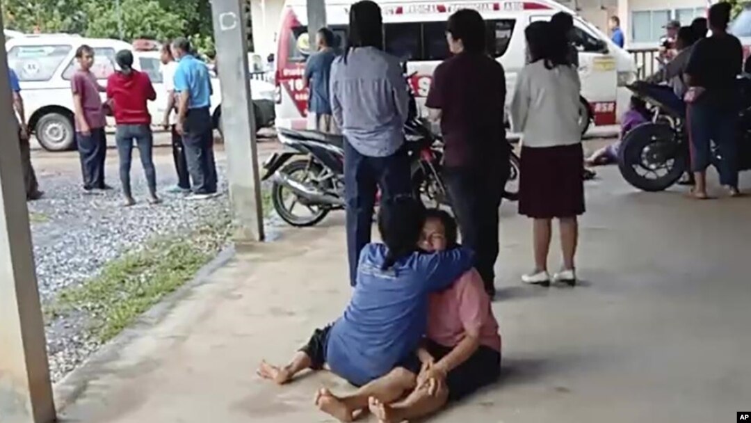 Građani ispred vrtića u gradu Nong Bua Lampu, na Tajlandu (Foto: Mungkorn Sriboonreung Rescue Group via AP)