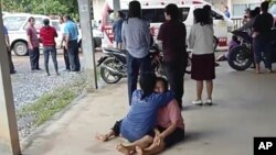 Građani ispred vrtića u gradu Nong Bua Lampu, na Tajlandu (Foto: Mungkorn Sriboonreung Rescue Group via AP)