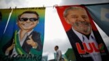 Un hombre pasa junto a materiales de la campaña presidencial que representan al expresidente de Brasil Luiz Inácio Lula da Silva y al presidente Jair Bolsonaro en Brasilia, el 23 de septiembre de 2022.