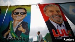 Un hombre pasa junto a materiales de la campaña presidencial que representan al expresidente de Brasil Luiz Inácio Lula da Silva y al presidente Jair Bolsonaro en Brasilia, el 23 de septiembre de 2022.