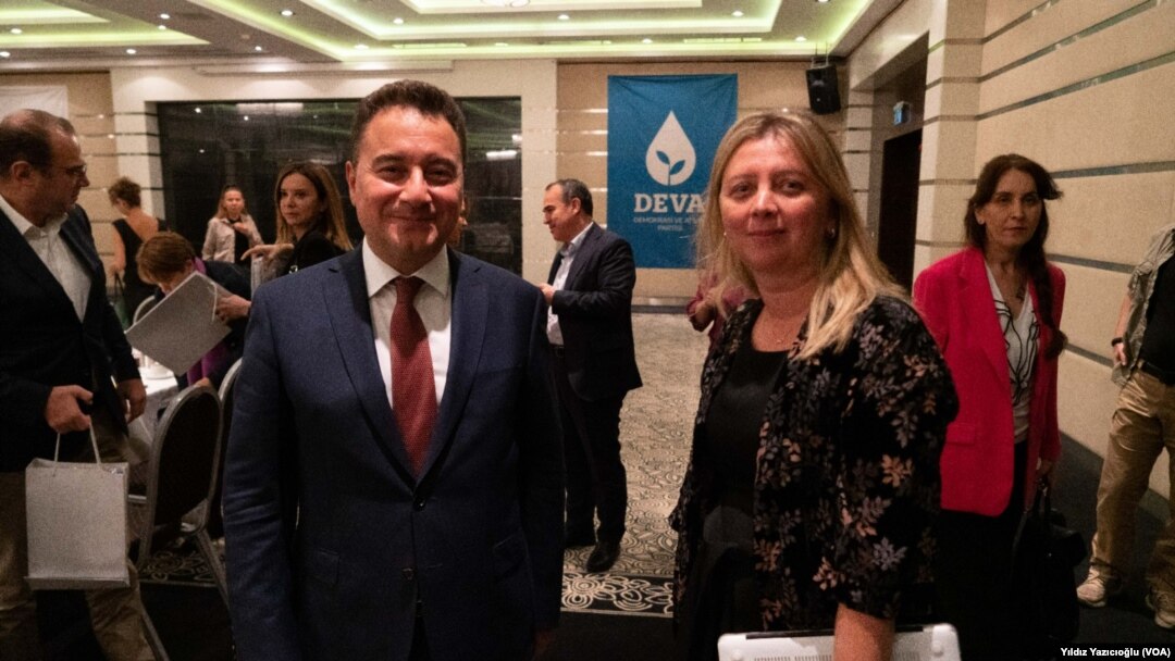 DEVA Partisi Lideri Ali Babacan ve VOA Türkçe Ankara muhabiri Yıldız Yazıcıoğlu