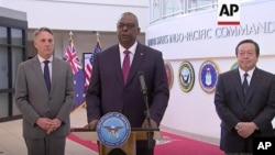美国国防部长奥斯汀星期六在夏威夷檀香山会见澳大利亚国防部长马勒斯和日本防卫大臣浜田靖一 。（照片来源：美联社视频截图）