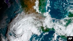 Esta imagen de satélite tomada al 21 de octubre del 2022 y provista por NOAA muestra la tormenta tropical Roslyn acercándose a la costa mexicana del Pacífico. (NOAA via AP)