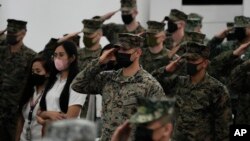 Marinir AS memberi hormat saat upacara pembukaan latihan militer gabungan tahunan "Kerja Sama Pejuang Laut" di Fort Bonifacio, kota Taguig, Filipina pada 3 Oktober 2022. (Foto: AP)