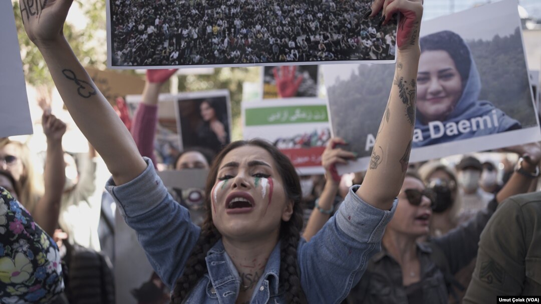 په ايران کې د مهسا اميني د مرګ وروستو د مظاهرو يوه پراخه لړۍ دوام لري