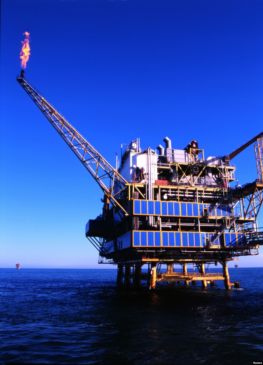 资料照：中国海洋石油公司在渤海湾的海上钻井平台。（2004年10月3日）(photo:VOA)