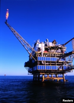 资料照：中国海洋石油公司在渤海湾的海上钻井平台。（2004年10月3日）