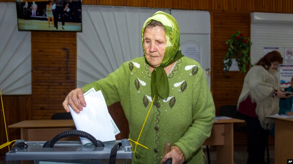 9月26日，俄罗斯控制的乌克兰卢甘斯克地区一位老妇人在参加所谓“入俄公投”的投票。(photo:VOA)