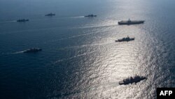 29일 한국 동해안에서 열린 미한 해군합동훈련에서 미 핵항모 로널드 레이건 호 등 양국 해군함들이 기동하고 있다.