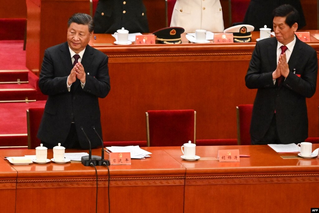 2022年10月22日，在北京人民大会堂举行的中共二十大闭幕式上，前中共总书记胡锦涛被离席后留下的空座位。(photo:VOA)