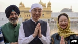时任中国驻印度大使孙卫东携夫人在古鲁·纳纳克·德夫(Guru Nanak Dev)诞辰550周年之际携他的夫人前往阿姆利则金庙。（资料照片：2019年11月12日）