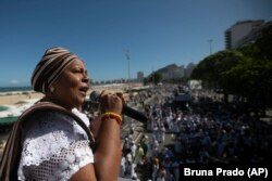 Pendeta Candomble Jaciara Ribeiro dos Santos berbicara selama pawai Pertahanan Kebebasan Beragama di Pantai Copacabana di Rio de Janeiro, Brazil, Minggu, 18 September 2022. (Foto: AP/Bruna Prado)