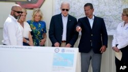 Prezidan Joe Biden ak premye dam Jill Biden, ak Gouvene Potoriko Pedro Pierluisi Lendi nan Ponce, Potoriko, 3 Oct. 2022. 