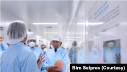 Presiden Jokowi meresmikan pabrik COVID-19 dengan Platform mRNA milik PT Etana Biotechnology Indonesia di kawasan Industri Pulogadung, Jakarta, Jumat (7/10). (Foto: Biro Setpres)