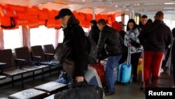 Фото: Цивільні, евакуйовані з контрольваного Росією Херсона висаджуються з парома в Олешках, 22 жовтня, 2022 року. REUTERS/Alexander Ermochenko