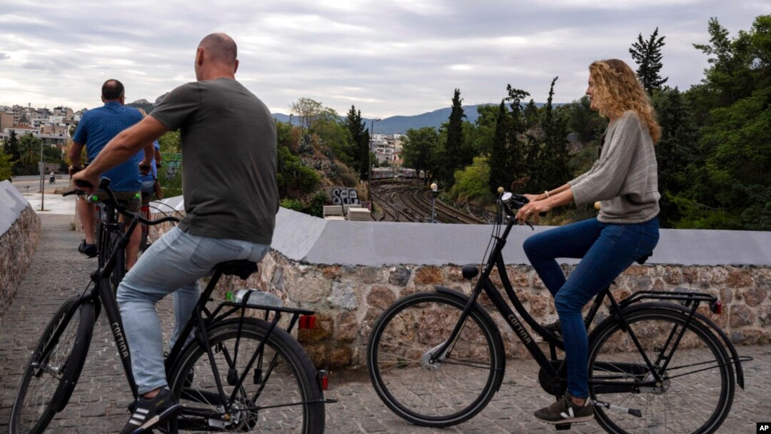 Turisti na biciklima iznad pruge podzemne željeznice u Tisionu, Grčka, 21. septembra 2022.