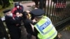 Lãnh sự quán TQ ở Anh: Bọn ‘gây rối’ xâm nhập ‘phi pháp’; Người biểu tình: ‘Bị lôi vào, bị đánh’
