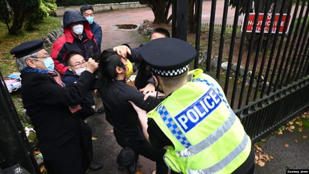 Cảnh sát tại khuôn viên Lãnh sự quán Trung Quốc ở Manchester, Anh.