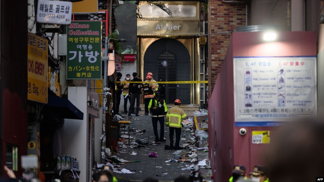 30일 한국 경찰과 소방대원들이 전날 최악의 압사 참사가 발생한 서울 이태원의 좁은 골목길 사고 현장을 조사하고 있다.