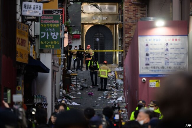 30일 한국 경찰과 소방대원들이 전날 최악의 압사 참사가 발생한 서울 이태원의 좁은 골목길 사고 현장을 조사하고 있다.