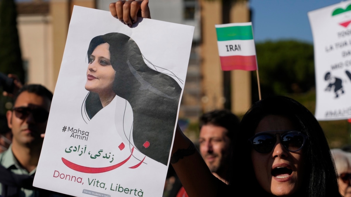 玛莎·阿米尼的家人希望追究伊朗领导人危害人类罪责任