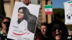 大眾手舉伊朗女子瑪莎·阿米尼的照片在意大利羅馬市中心抗議伊朗女子瑪莎之死。（2022年10月29日）