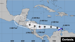 Proyección de desplazamiento y evolución de las condiciones tropicales del potencial ciclón tropical 13. [Foto: NHC]
